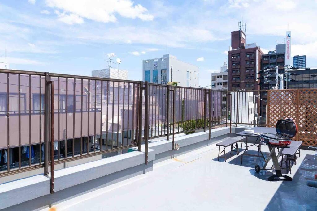 Sanacion Namba 難波千日前の5Ldk120平米 駅徒歩2分 広々バルコニーでバーベキューも可能 Apartment Osaka Bagian luar foto